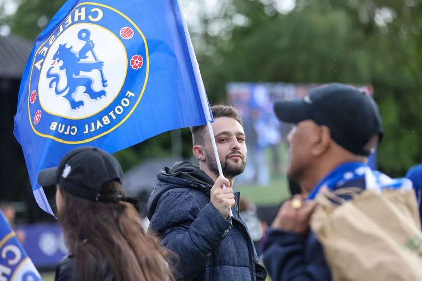Kibice Chelsea Londyn w strefie kibica przy ul. Lotniczej przed finałem Ligi Konferencji