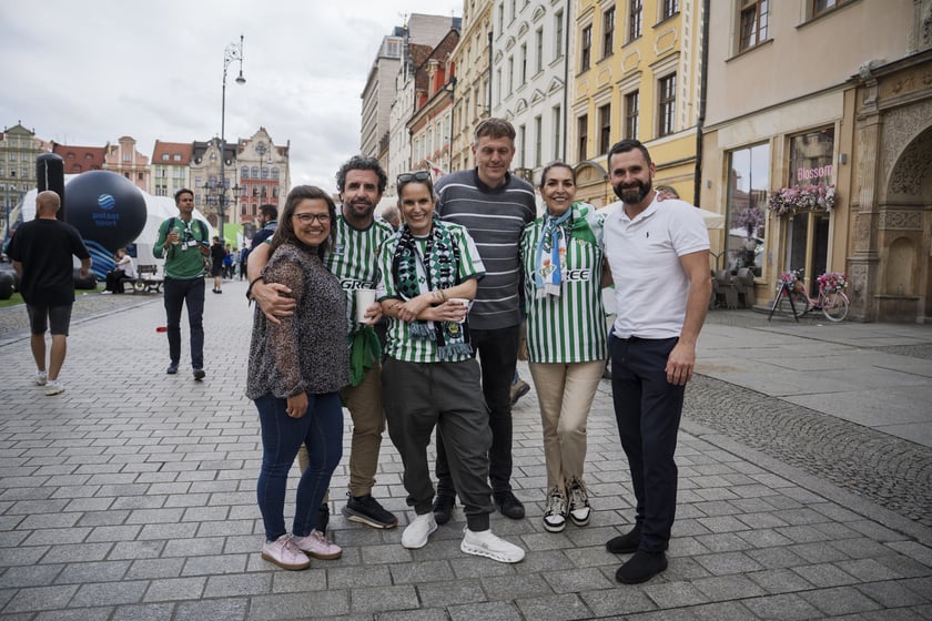 Kibice Realu Betis w strefie na Rynku kilka godzin przed finałem Ligi Konferencji