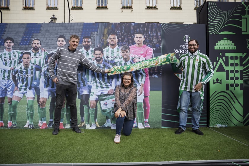 Kibice Realu Betis w strefie na Rynku kilka godzin przed finałem Ligi Konferencji