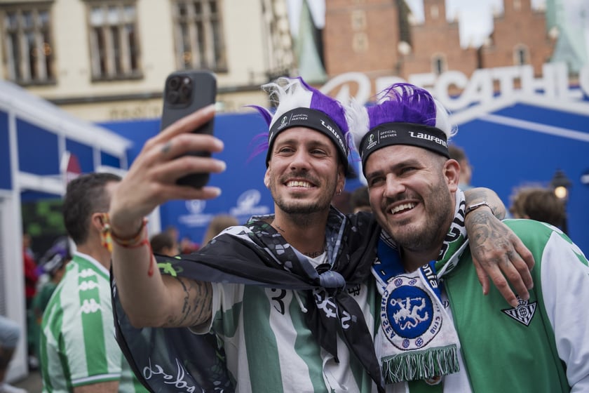 Kibice Realu Betis w strefie na Rynku kilka godzin przed finałem Ligi Konferencji