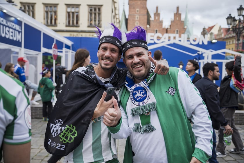 Kibice Realu Betis w strefie na Rynku kilka godzin przed finałem Ligi Konferencji