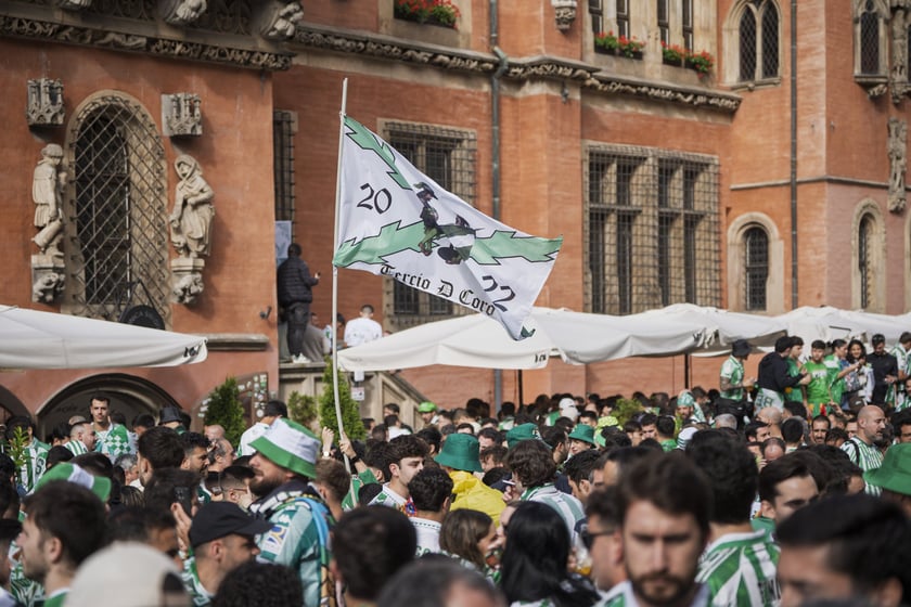 Kibice Realu Betis w strefie na Rynku kilka godzin przed finałem Ligi Konferencji