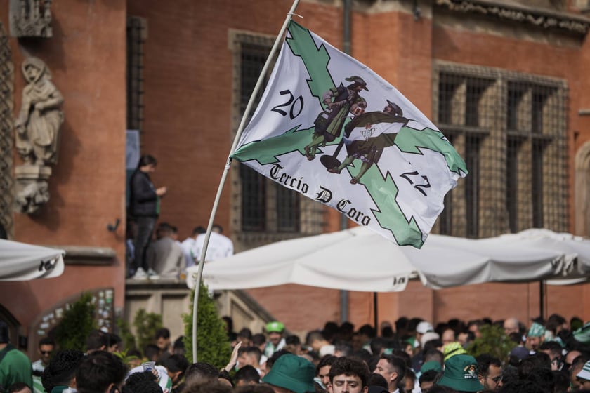 Kibice Realu Betis w strefie na Rynku kilka godzin przed finałem Ligi Konferencji