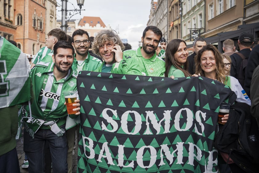 Kibice Realu Betis w strefie na Rynku kilka godzin przed finałem Ligi Konferencji