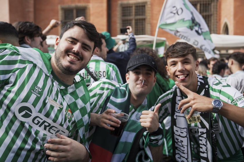 Kibice Realu Betis w strefie na Rynku kilka godzin przed finałem Ligi Konferencji