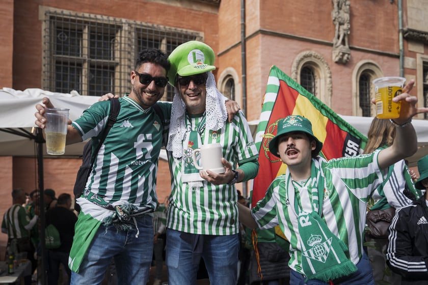 Kibice Realu Betis w strefie na Rynku kilka godzin przed finałem Ligi Konferencji