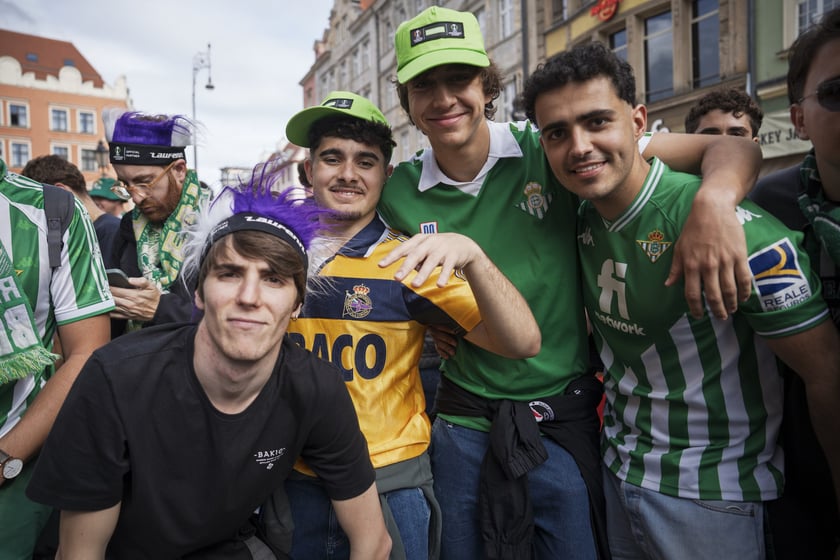 Kibice Realu Betis w strefie na Rynku kilka godzin przed finałem Ligi Konferencji