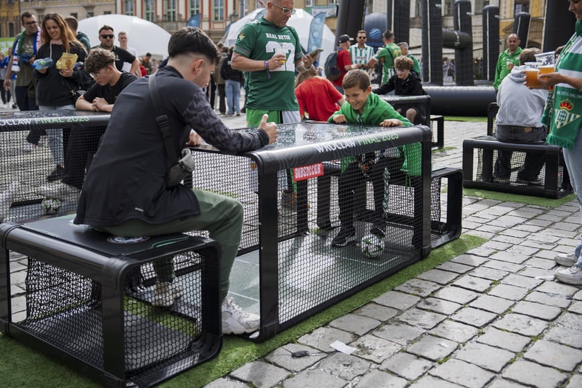 Kibice Realu Betis w strefie na Rynku kilka godzin przed finałem Ligi Konferencji