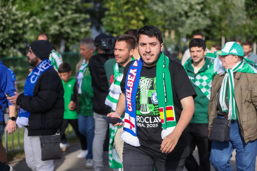 Finał Ligi Konferencji we Wrocławiu. Kibice Realu Betis i Chelsea pod stadionem