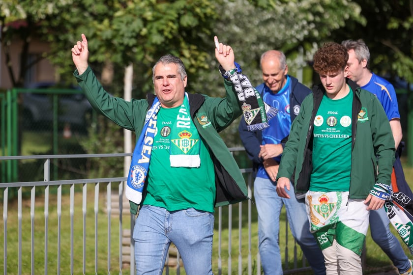 Finał Ligi Konferencji we Wrocławiu. Kibice Realu Betis i Chelsea pod stadionem