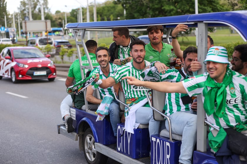 Finał Ligi Konferencji we Wrocławiu. Kibice Realu Betis i Chelsea pod stadionem