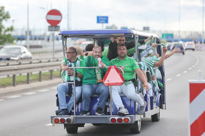 Finał Ligi Konferencji we Wrocławiu. Kibice Realu Betis i Chelsea pod stadionem