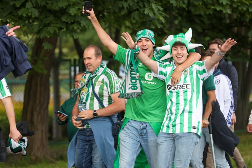 Finał Ligi Konferencji we Wrocławiu. Kibice Realu Betis i Chelsea pod stadionem