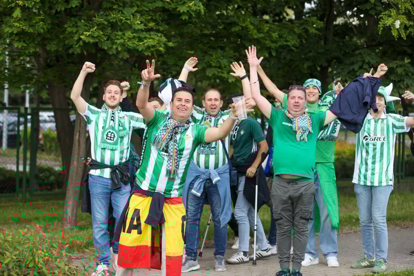 Finał Ligi Konferencji we Wrocławiu. Kibice Realu Betis i Chelsea pod stadionem