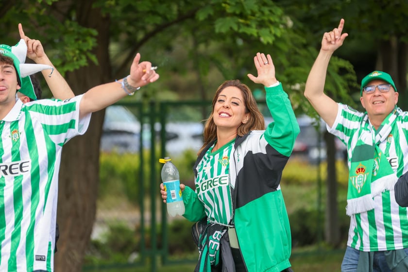 Finał Ligi Konferencji we Wrocławiu. Kibice Realu Betis i Chelsea pod stadionem