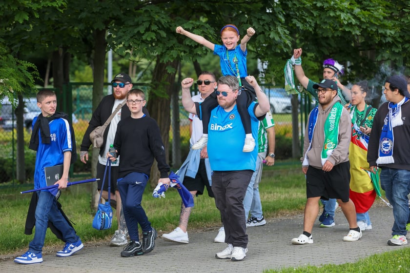 Finał Ligi Konferencji we Wrocławiu. Kibice Realu Betis i Chelsea pod stadionem