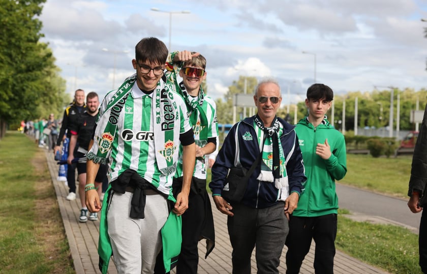 Finał Ligi Konferencji we Wrocławiu. Kibice Realu Betis i Chelsea pod stadionem