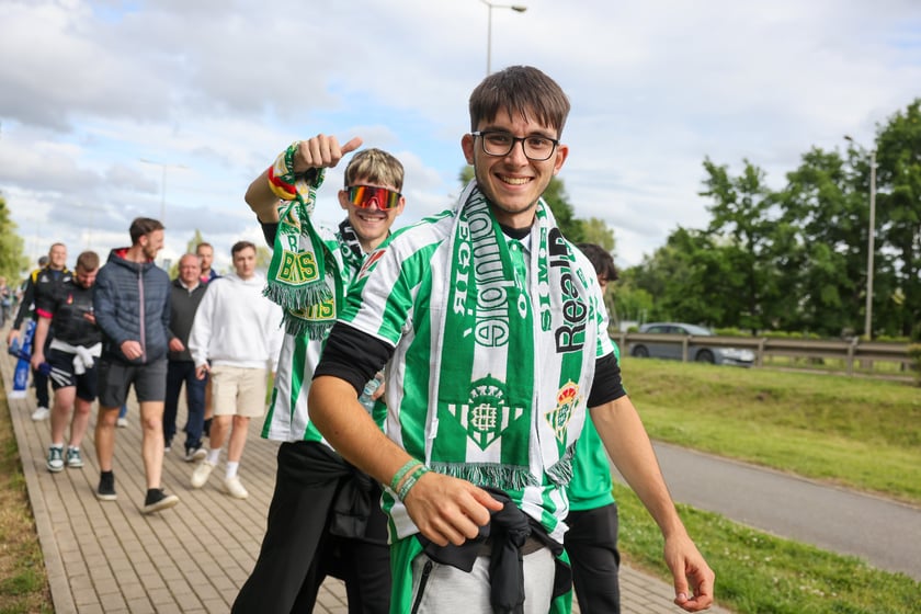 Finał Ligi Konferencji we Wrocławiu. Kibice Realu Betis i Chelsea pod stadionem