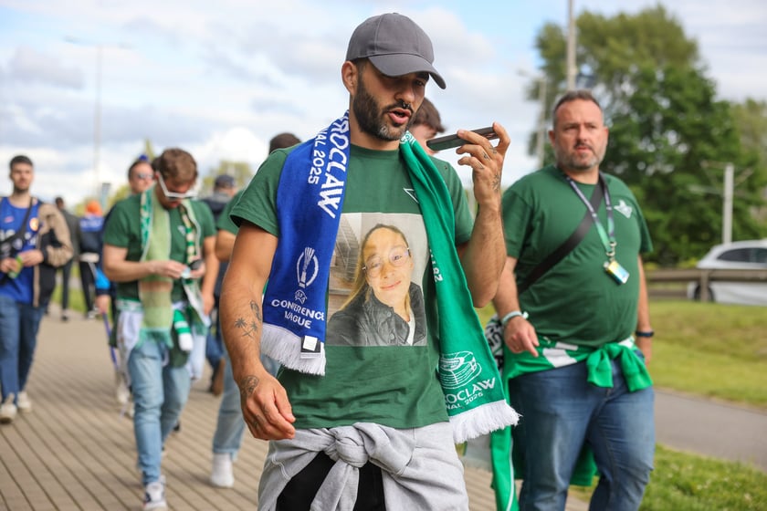 Finał Ligi Konferencji we Wrocławiu. Kibice Realu Betis i Chelsea pod stadionem