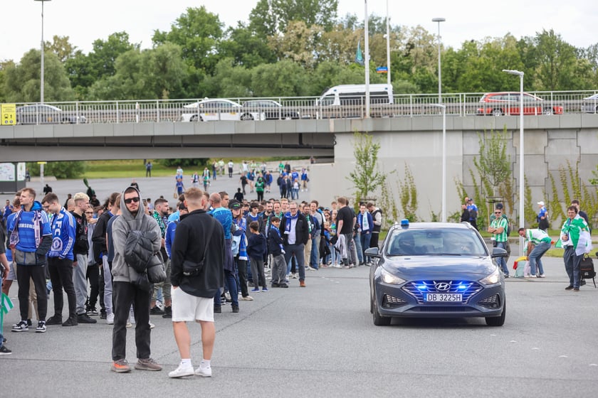 Finał Ligi Konferencji we Wrocławiu. Kibice Realu Betis i Chelsea pod stadionem