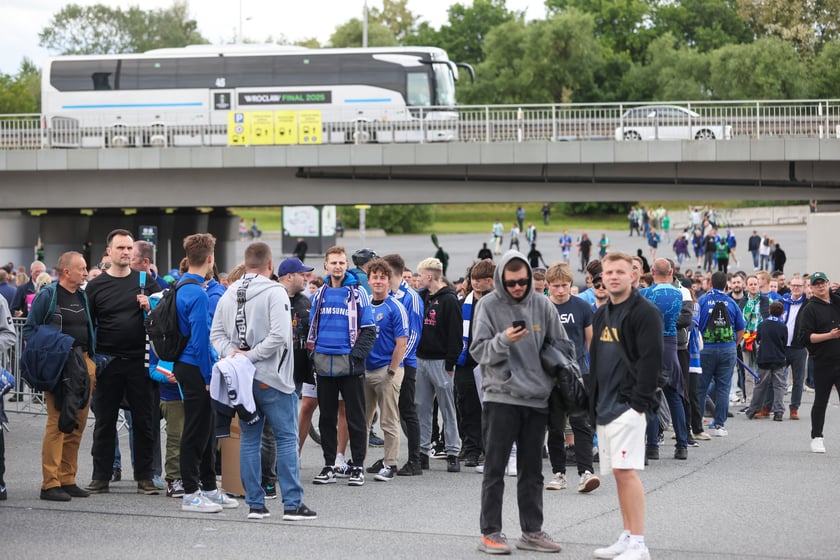 Finał Ligi Konferencji we Wrocławiu. Kibice Realu Betis i Chelsea pod stadionem