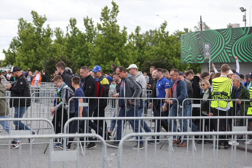 Finał Ligi Konferencji we Wrocławiu. Kibice Realu Betis i Chelsea pod stadionem