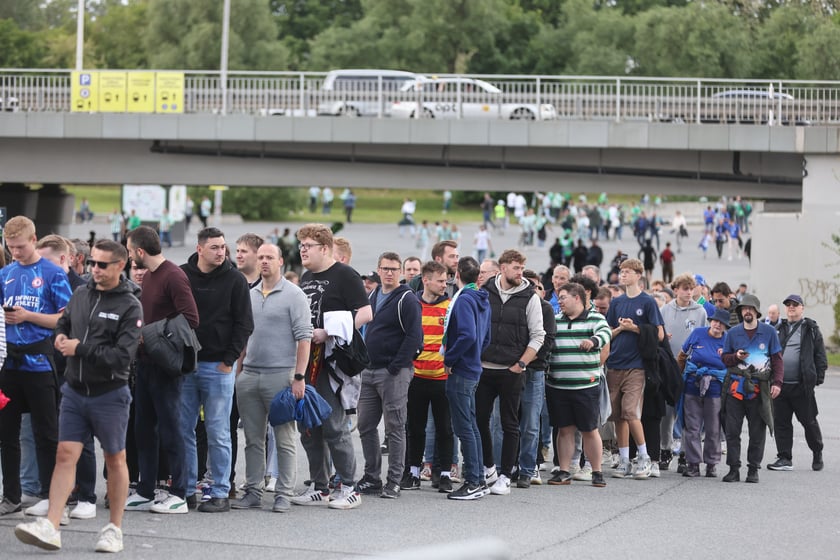Finał Ligi Konferencji we Wrocławiu. Kibice Realu Betis i Chelsea pod stadionem