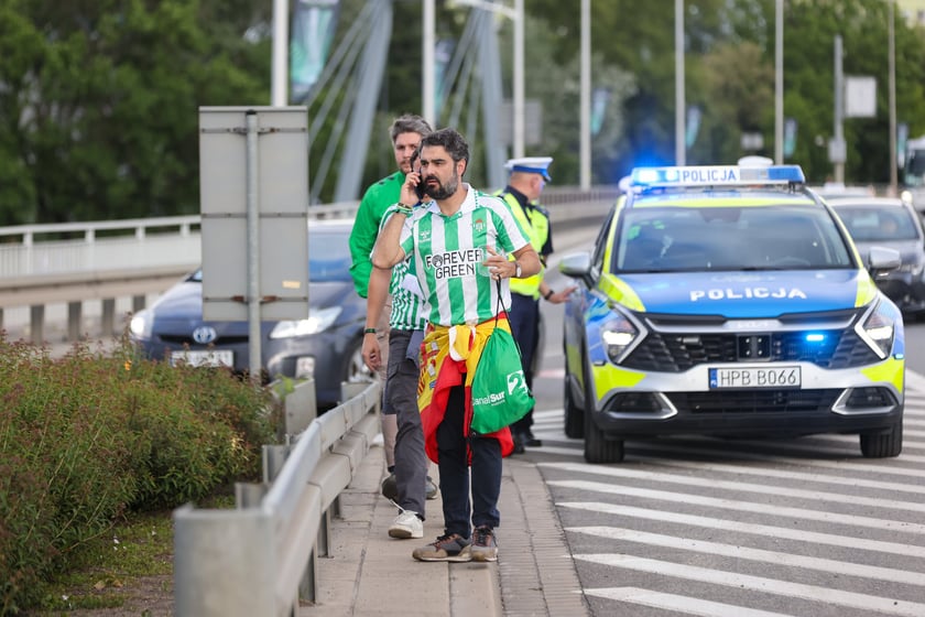 Finał Ligi Konferencji we Wrocławiu. Kibice Realu Betis i Chelsea pod stadionem