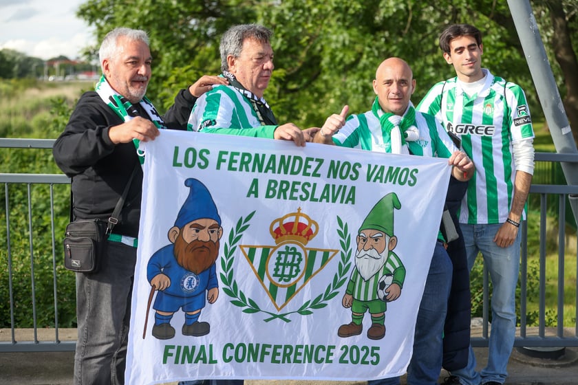 Finał Ligi Konferencji we Wrocławiu. Kibice Realu Betis i Chelsea pod stadionem