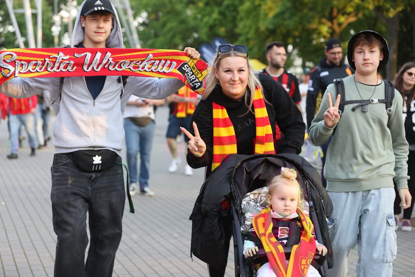 Kibice przed Stadionem Olimpijskim przed meczem Betard Sparta Wrocław - Włókniarz Częstochowa - 30 maja 2025 r.