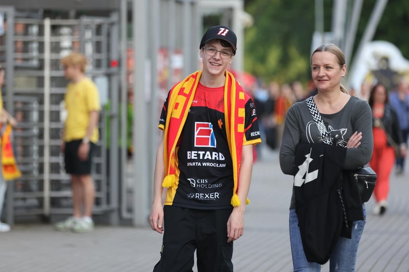 Kibice przed Stadionem Olimpijskim przed meczem Betard Sparta Wrocław - Włókniarz Częstochowa - 30 maja 2025 r.