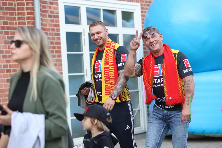 Kibice przed Stadionem Olimpijskim przed meczem Betard Sparta Wrocław - Włókniarz Częstochowa - 30 maja 2025 r.