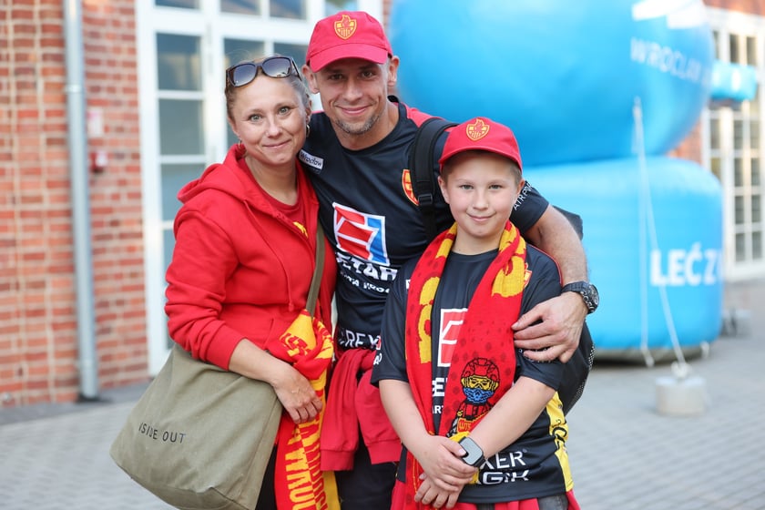 Kibice przed Stadionem Olimpijskim przed meczem Betard Sparta Wrocław - Włókniarz Częstochowa - 30 maja 2025 r.