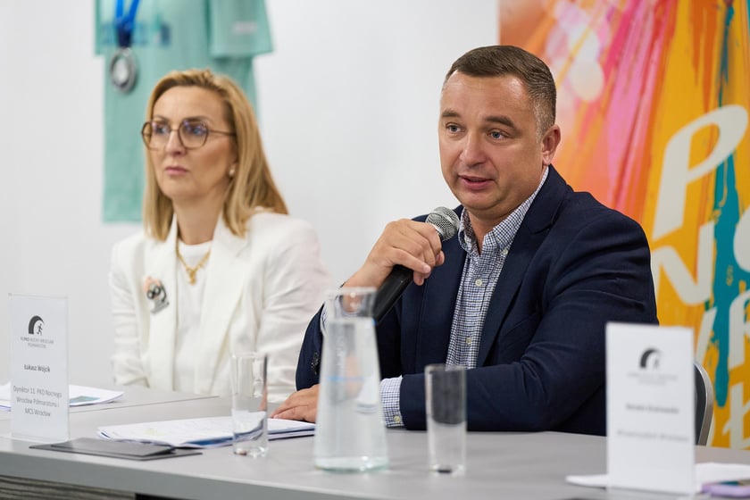 Łukasz W&oacute;jcik z MCS Wrocław, spotkanie przed PKO Nocnym Wrocław P&oacute;łmaratonem 2025