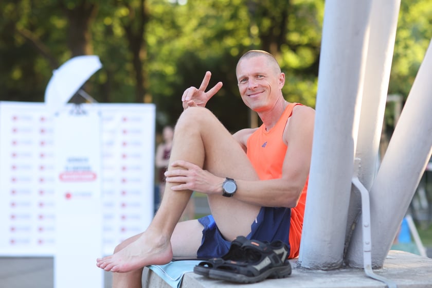 Przed PKO Nocnym Wrocław Półmaratonem. Zawodnicy i kibice na stadionie Olimpijskim