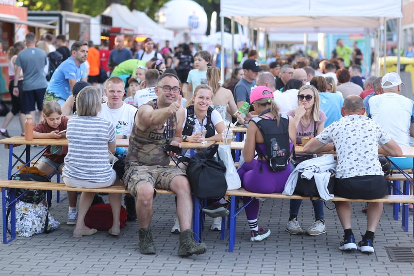 Przed PKO Nocnym Wrocław Półmaratonem. Zawodnicy i kibice na stadionie Olimpijskim