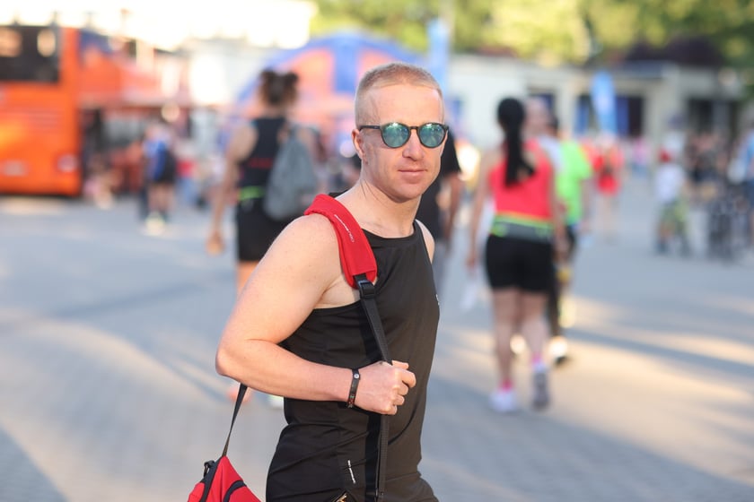 Przed PKO Nocnym Wrocław Półmaratonem. Zawodnicy i kibice na stadionie Olimpijskim
