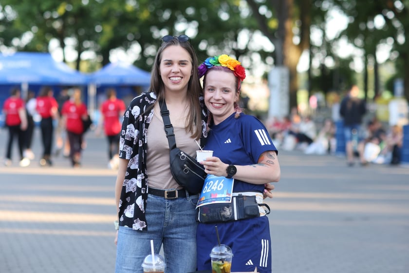 Przed PKO Nocnym Wrocław Półmaratonem. Zawodnicy i kibice na stadionie Olimpijskim