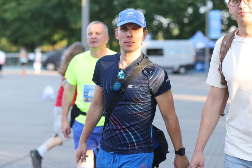 Przed PKO Nocnym Wrocław Półmaratonem. Zawodnicy i kibice na stadionie Olimpijskim