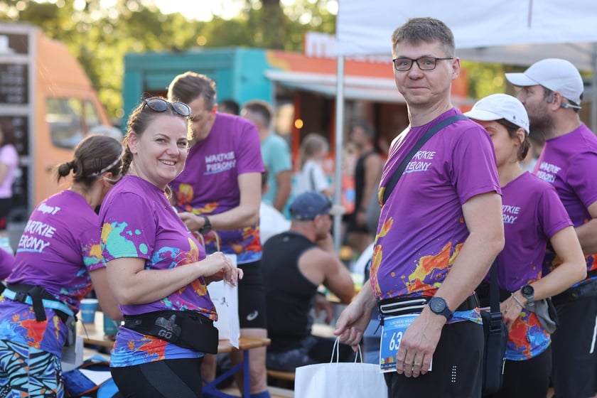Przed PKO Nocnym Wrocław Półmaratonem. Zawodnicy i kibice na stadionie Olimpijskim