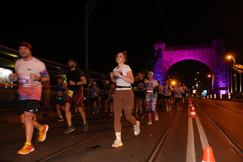 11. PKO Nocny Wrocław Półmaraton - zdjęcia biegaczy