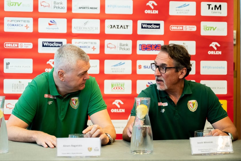 Trener Ainars Bagatskis i jego asystent Jacek Winnicki