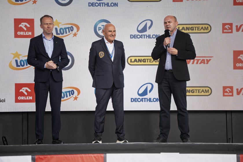 Prezentacja drużyn TdP koło Hali Stulecia