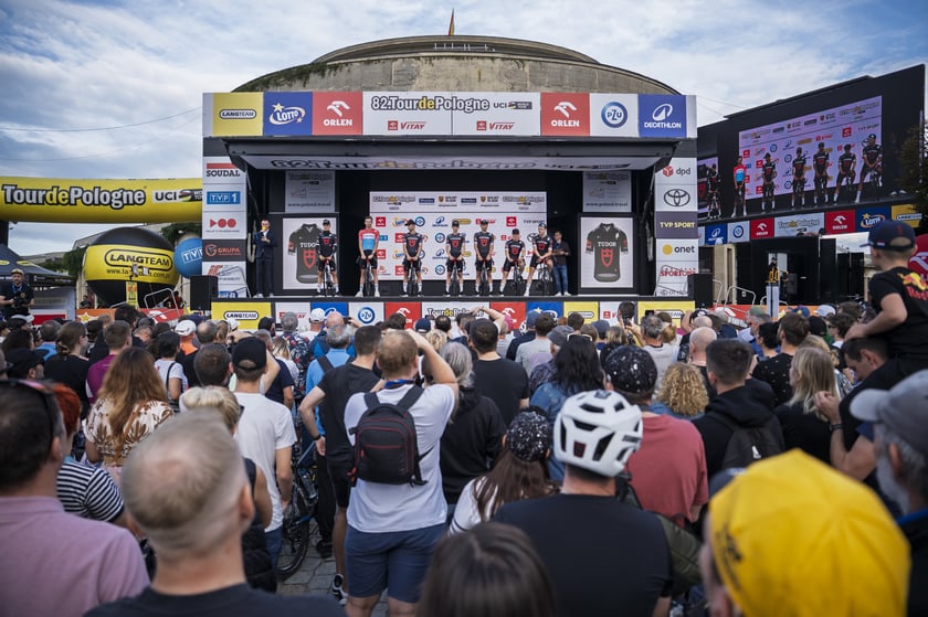 Prezentacja drużyn TdP koło Hali Stulecia