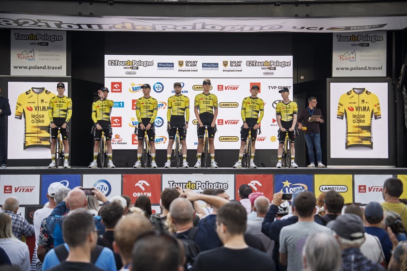 Prezentacja drużyn TdP koło Hali Stulecia