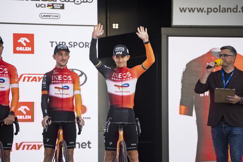 Prezentacja drużyn TdP koło Hali Stulecia