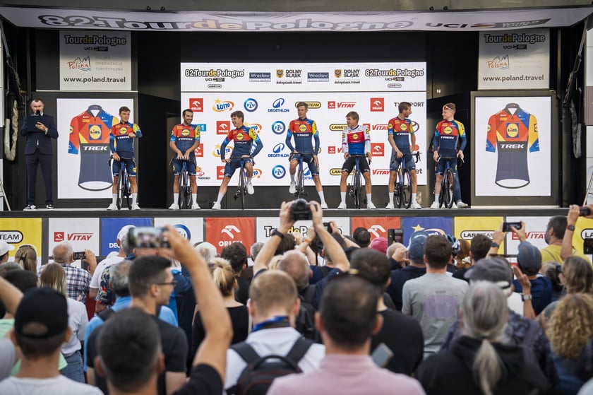 Prezentacja drużyn TdP koło Hali Stulecia