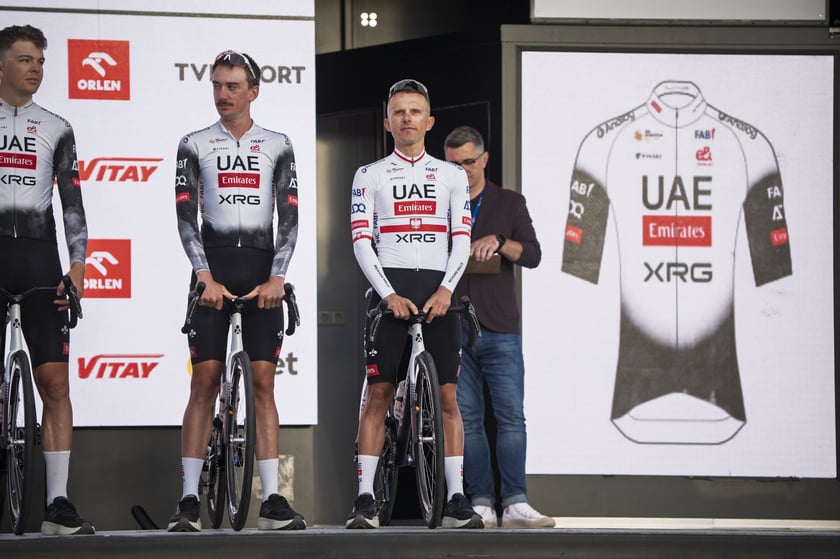 Prezentacja drużyn TdP koło Hali Stulecia