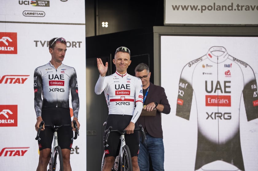 Prezentacja drużyn TdP koło Hali Stulecia