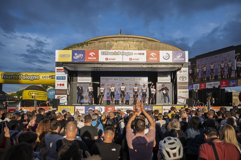 Prezentacja drużyn TdP koło Hali Stulecia